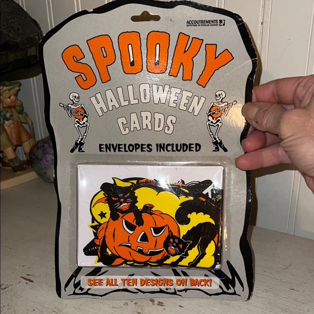 2002 Accoutrements Spooky Halloween Cards decorations